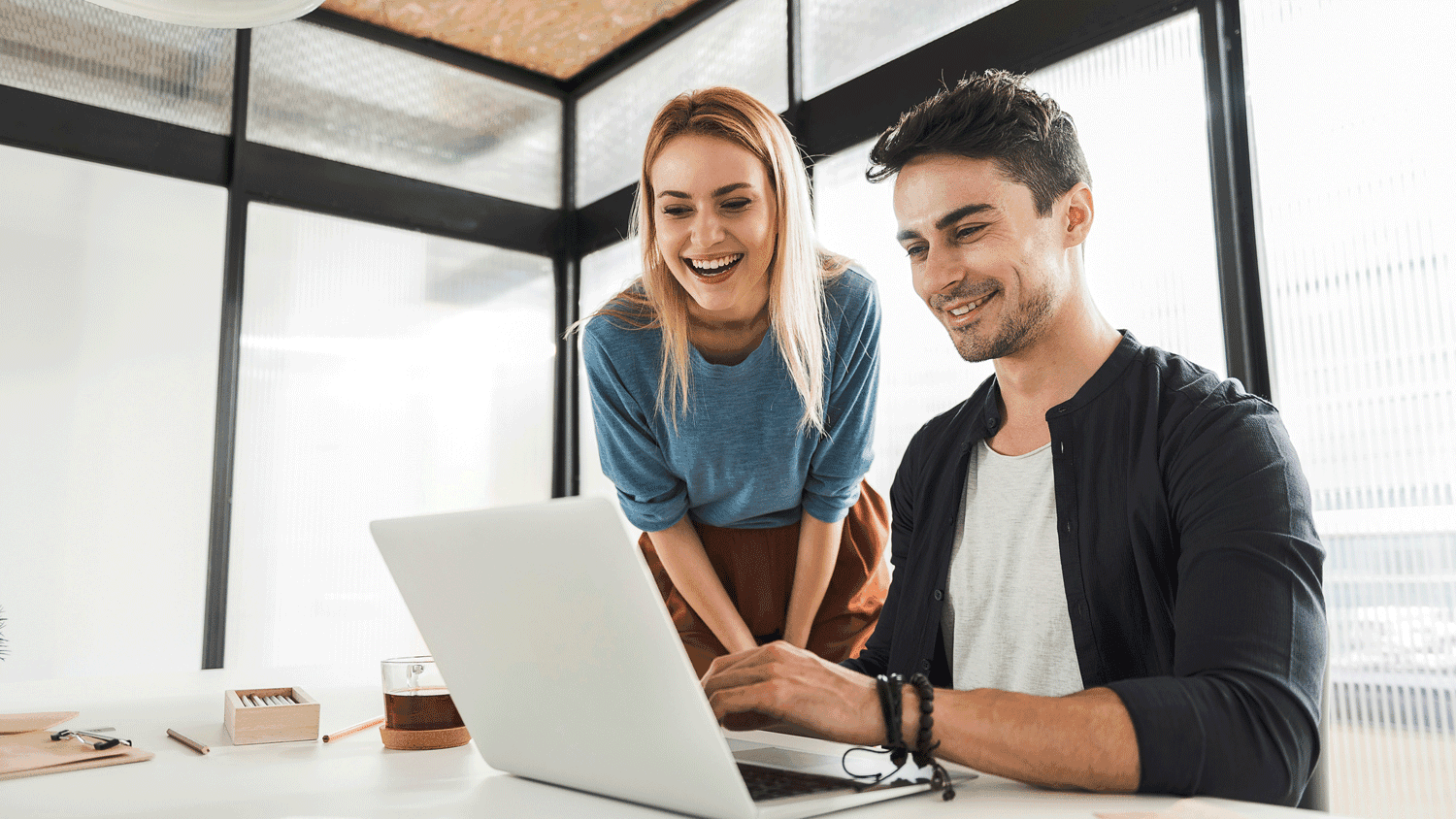 Man och kvinna jobbar vid en laptop