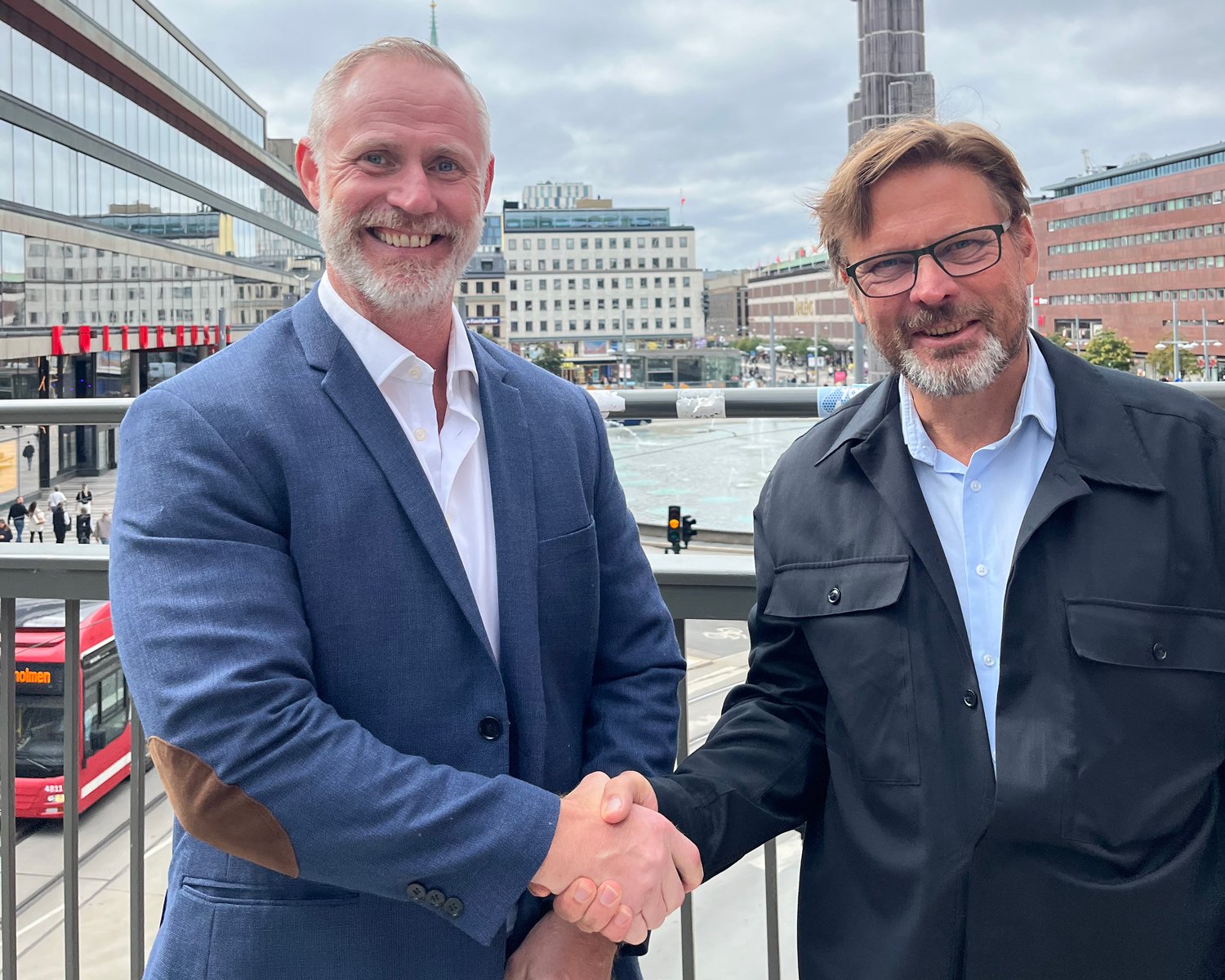 Nils Qvarfordt från Optimizely och Christer Johansson från Precio Fishbone firar 20 års partnerskap.